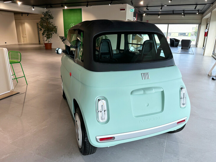 「アミ」や「ロックスe」では前後同じボディーパネルが使用されているのに対し、トポリーノには別々のものが与えられている。