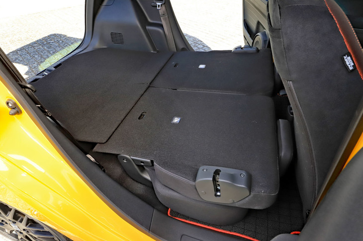 ホンダN-ONE RS（リアシート＜格納＞）