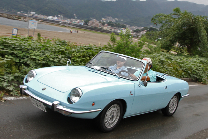 フィアット最後のリアエンジン車である「850ベルリーナ」のシャシーに、ベルトーネ（デザインはジウジアーロ）がスタイリッシュなオープン2座ボディーを載せた「フィアット850スポルト スパイダー」。