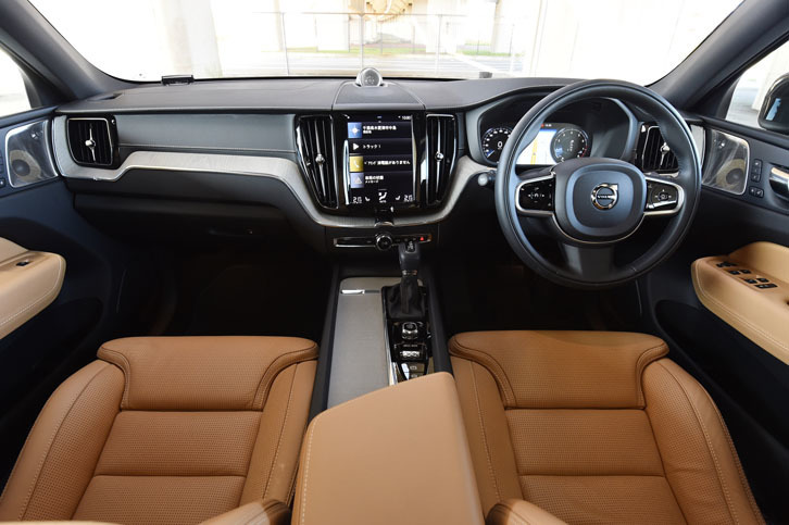 モデルチェンジに際して、物理的なボタン・スイッチ類が大幅に減らされた「ボルボXC60」のインテリア。天然木や上質なレザーで仕立てられている。