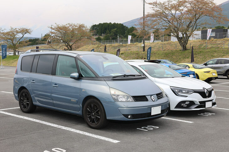 「RENAULT・ALPINE DAY IN MFF」では、なんと日本には正規導入されていないミニバン「ルノー・エスパス4」を発見。3.5リッターV6ガソリンエンジンを搭載しているだけに、力強い走りが楽しめるに違いない。