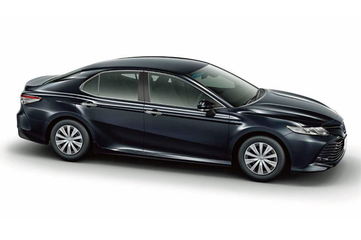 モデルチェンジを機に、全長が35mm、ホイールベースが50mm拡大された新型「カムリ」。さらにルーフを後方に延長するなどして、ゆとりある室内空間を実現した。
	（Photo：X。ボディカラーはアティチュードブラックマイカ＜218＞。）