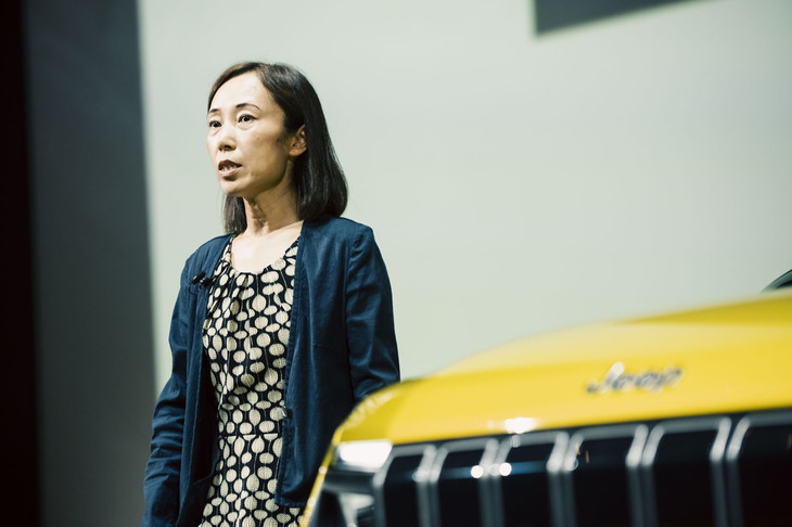 「ジープ・アベンジャー」の発表イベントで車両の特徴を紹介したステランティス ジャパンのプロダクトジェネラルマネージャー渡邊由紀氏。