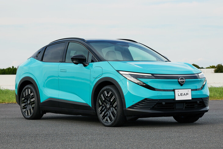2025年10月に発表、2026年1月に発売された3代目「日産リーフ」。ボディー形状は、先代までのハッチバックスタイルから、クロスオーバーというかクーペSUV風のスタイルに刷新された。