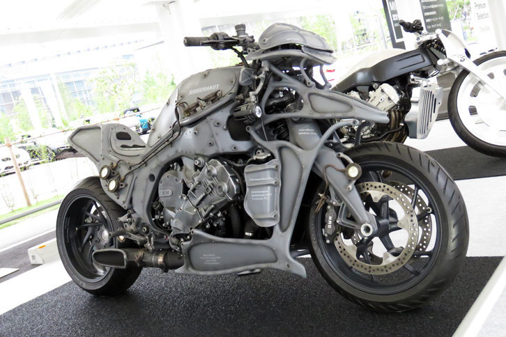 展示車両はどれも原形をとどめていないほどにカスタムされたものばかり。このバイクのベース車が、ビックツアラーの「BMW K1600GTL」だと言い当てられる人はまずいないだろう。
