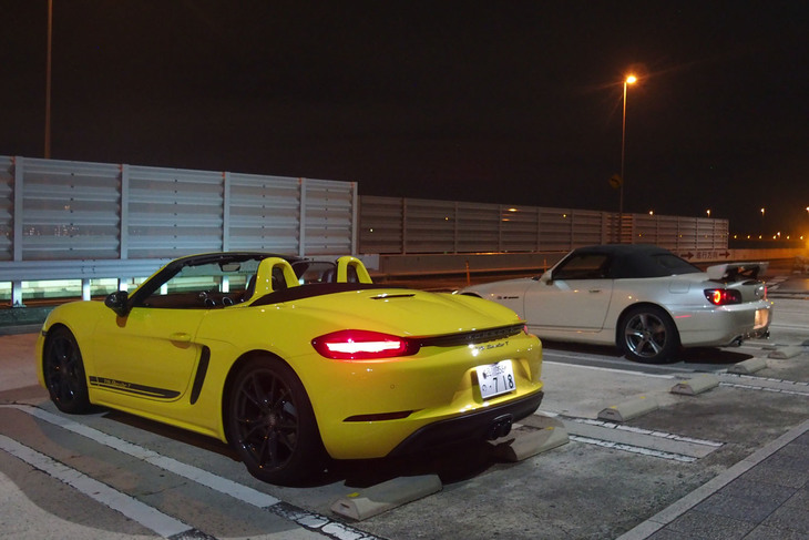 首都高辰巳PAで、2シーターオープンの仲間である「ホンダS2000」を発見。この日はほかに車高を落とした「フォルクスワーゲン・ゴルフ」や「BMW M3」といったドイツ車軍団、R32型「スカイラインGT-R」などマニアの姿があった。夜の辰巳はいつもアツい。