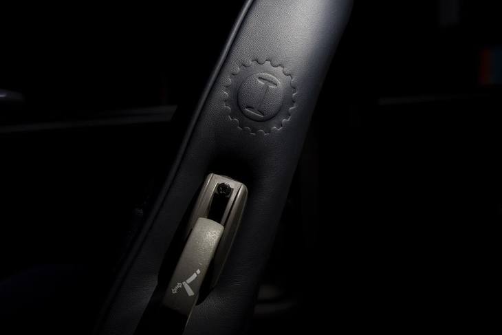 シートに刻印されたガレージ・イタリアのエンブレム。