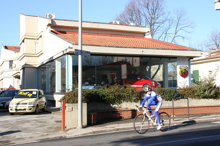 トスカーナ州モンテルーポ・フィオレンティーノのアバルト専売店舗。これは2009年、できて間もないころに撮影したもの。