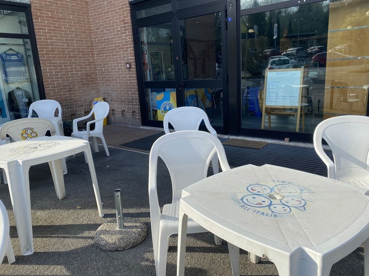 シエナ市内のバールにて。人が絶えなかった屋外テーブルは、このひと月半放置されたままだ。2020年4月17日撮影。