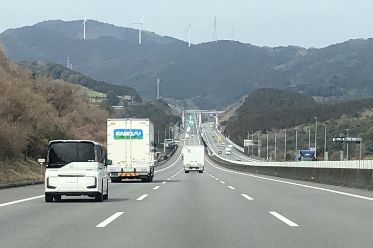 新東名は3車線なので、交通量にも余裕がある。3車線化の完成直後に新東名を走行した際は、「まさに日本のアウトバーンの出現だ！」とコーフンした。今回の関西往復ワンタンク1000kmチャレンジでも、もちろんコーフンしました！