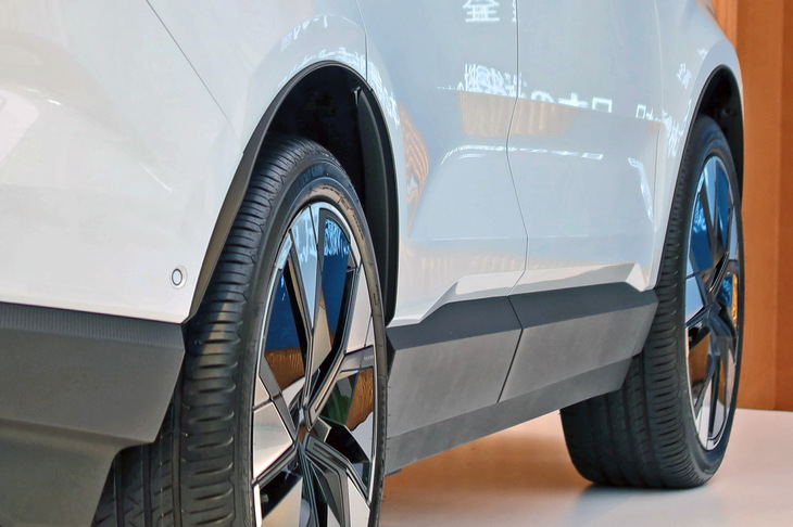 フェンダーには全周にわたってモールが付けられている。タイヤを、ギリギリまでボディーの外側につけようとしたためだ。