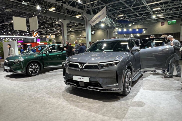 ヴィンファストVF9（写真右）