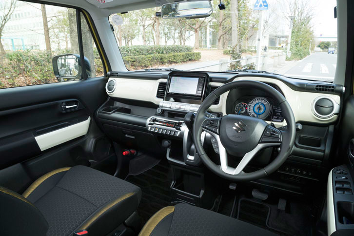 白い装飾パネルが目を引くインストゥルメントパネルまわり。オープントレーや小物をしまえるポケットなど、各所に収納スペースが設けられている。