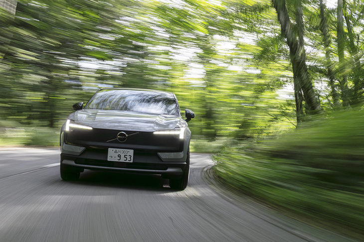 モーターの最高出力はフロントが156PSでリアが272PS。0-100km/h加速のタイムは3.7秒を誇る。