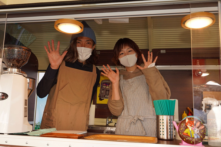 奥のコーヒーショップ、オジサカキッチンのスタッフ。コーヒーだけでなくホットドッグも楽しめるほか、同会場限定メニューとしてフルーツサンドも用意している。