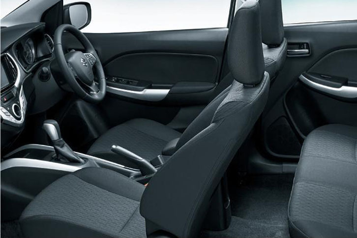 前席にはシートヒーターが備わるほか、フルオートエアコンも装備する。