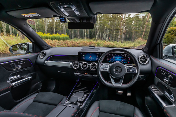 「AMG GLB35 4MATIC」には、ナッパレザーとDINAMICAのコンビネーションとなる「AMGパフォーマンスステアリングホイール」が標準で装備される。