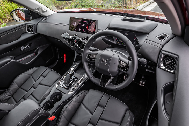 上質なナッパレザーで仕立てられた「DS 3」のインテリア。基本デザインは従来型に準ずるが、「OKアイリス」で起動し、ナビの目的地入力やエアコンの温度設定、電話の発着信などを日本語で操作できるインフォテインメントシステム「DS IRISシステム」が新たに搭載された。