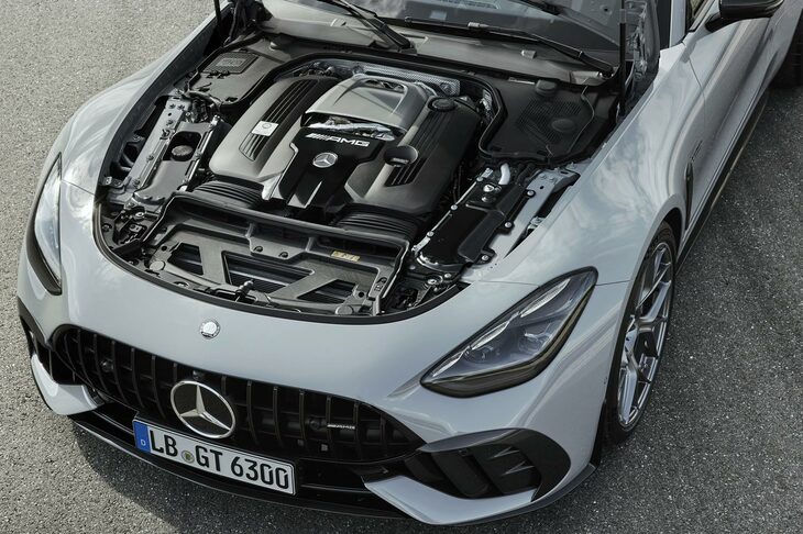 メルセデスAMGやBMWのMなど、プレミアムブランドのハイパフォーマンスカーにはバランスどりされた手組みのエンジンを採用するケースが多い。写真は「メルセデスAMG GT63 PRO 4MATIC+」で、エンジンカバーには、このエンジンを組み立てた職人のネーム入りプレートが装着されている。