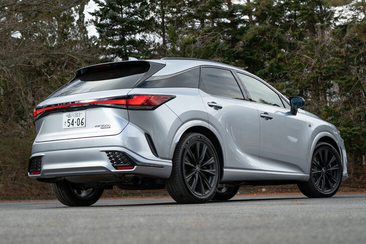 リアまわりではフェンダーの立体が車体の角で途切れることなく、そのままリアに回り込んでおり、前からの流れを途切れさせない。（写真：向後一宏）