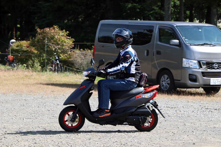 ヤマハ・ジョグZR。スポーティー原付スクーター。この他にも各地からスクーターでの参加者が多数見受けられたことに驚かされた。
