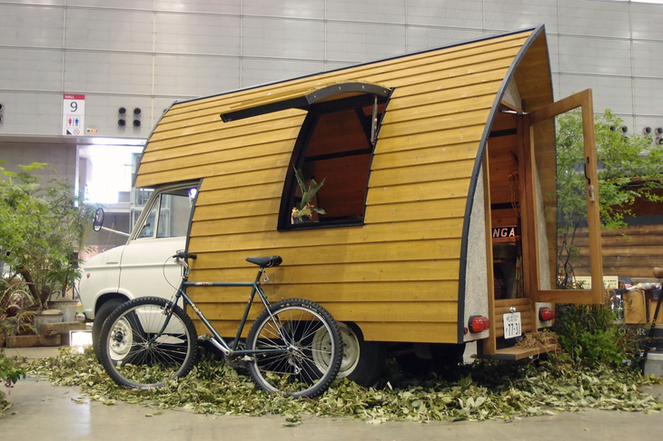 まさに“走る家”という様相の「ダットサン・キャブライト」（1960年）。クルマ屋ではなく大工さんがカスタマイズしたもので、付いたあだ名は“とんがりトラック”。