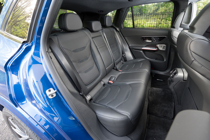 フロントシートの背面が深く掘り込まれているため、後席の足元は大変広々としている。