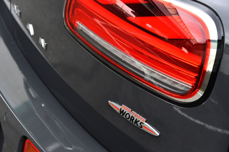 観音開きとなる右側のリアゲートに備わる「John Cooper Works」のエンブレム。リアコンビネーションランプは、今回のマイナーチェンジで英国国旗をモチーフとしたユニオンジャックデザインに変更された。