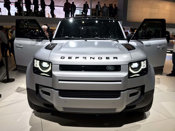 ランドローバー・ディフェンダー110（フロントまわり）