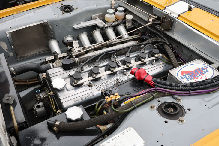 KPGC10が積んでいる、ワークス放出とおぼしきドライサンプ仕様のS20型エンジン。手前の黒い箱が11～12リッター入りのオイルタンク。現状のインジェクションは、もともと装着されていたルーカスの機械式インジェクションのインマニと現代の電子制御ユニットのハイブリッドシステム。