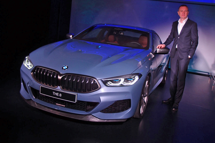 車両の傍らに立つのは、BMWジャパンのペーター・クロンシュナーブル代表取締役社長。「新型『8シリーズ』は高級なだけでなく、BMWブランドを強烈にアピールするモデルです」などとコメントした。初期の30台についてはデリバリーを急ぎ、クリスマスのサプライズキャンペーンとして2018年12月25日に納車するという。
