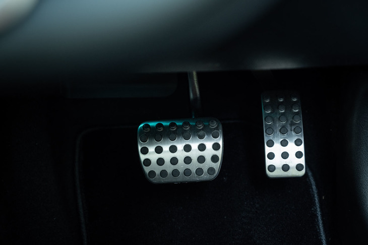 メルセデス・ベンツEQA250（アクセル／ブレーキペダル）