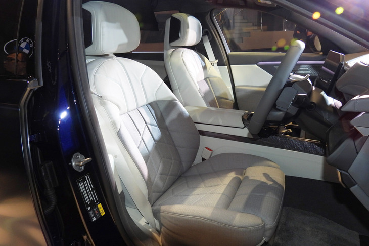 BMW i7 M70 xDrive（フロントシート）