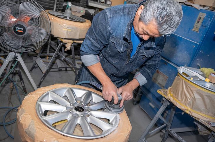 ここで使われる作業台、実は原さんのアイデアによるもの。丸椅子を流用したそれは、例えば修正中の塗装などでは、同じ回転で、同じ圧で、同じ光の下で反射の具合を見ながら作業ができる。