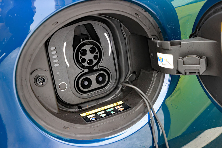 「フィアット500e」は、普通充電に加えてCHAdeMOの急速充電にも対応。ただし使用には専用のアダプターが必要となる。