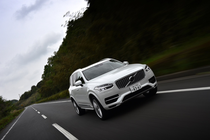 予防安全装備の「シティセーフティ」には、新機能として交差点での右折時に発生する対向車との衝突事故を未然に防ぐ、警告および自動ブレーキ機能「インターセクション・サポート」が追加された。