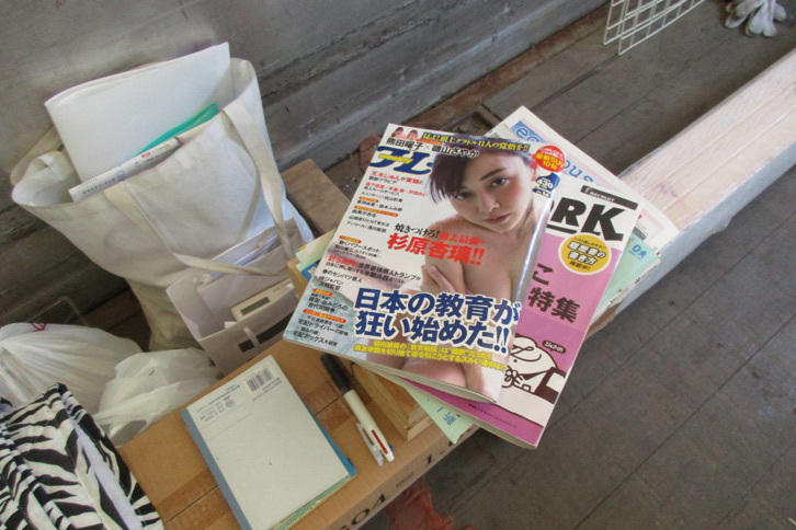 コンテナ内には生活感が漂っていた。