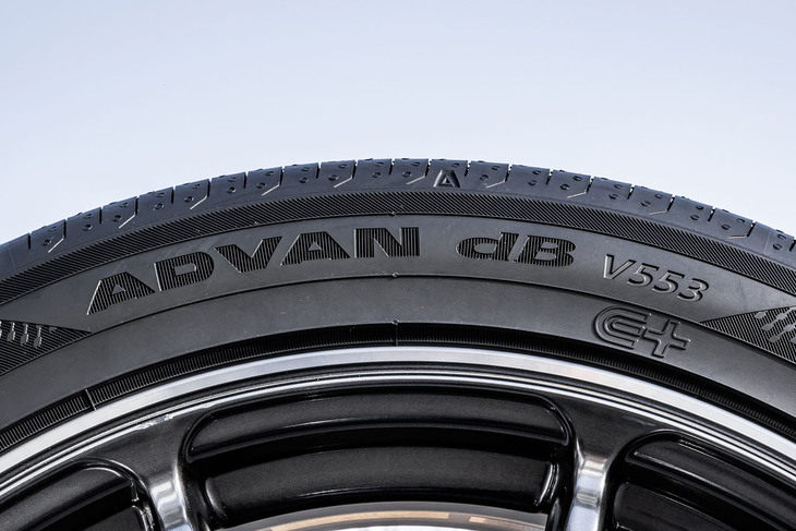 「アドバンdB V553」のサイドウォールには、横浜ゴムが展開する電動車対応商品であることを表す独自マーク「E＋」が刻まれている。