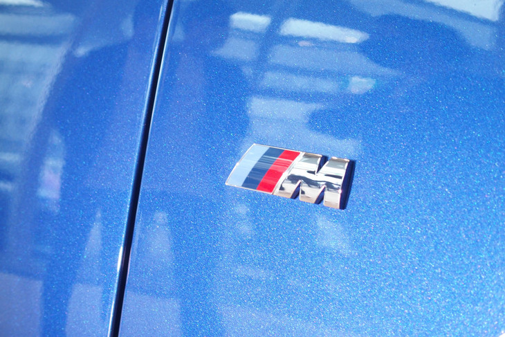 218dアクティブツアラーMスポーツ（エンブレム）