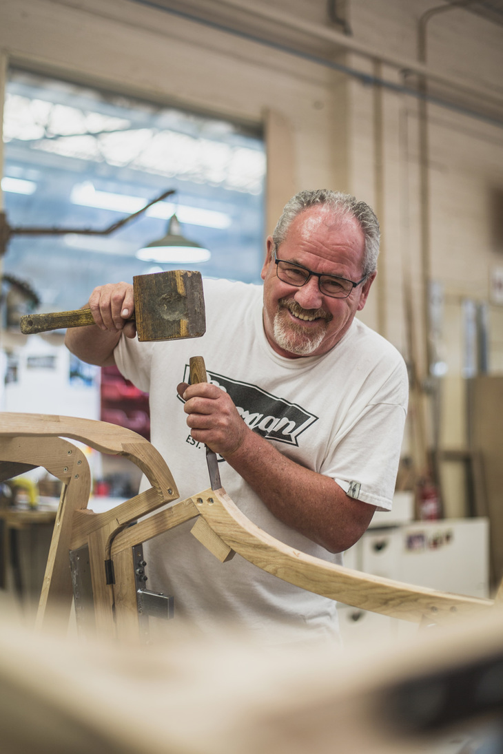 ハンドメイドにこだわるモーガンの生産台数は、年間わずか850台と非常に少ない。