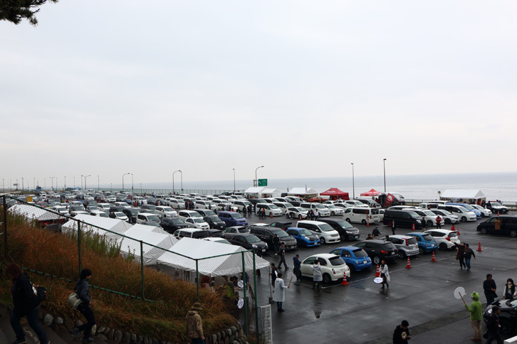 時折小雨がぱらつく天候ながら、多くのオーテック車とファンが大磯ロングビーチに集結した。
