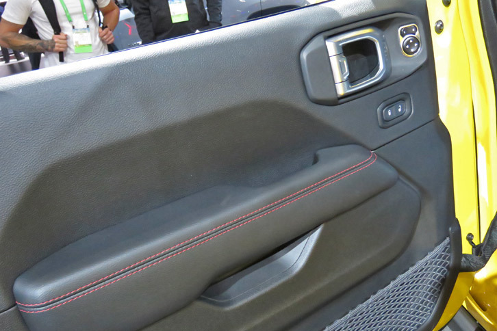 ジープ・ラングラー アンリミテッド ルビコン（フロントドア）