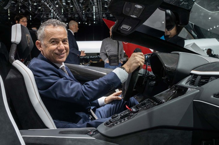 ランボルギーニ・アヴェンタドールSVJロードスターとアウトモビリ・ランボルギーニのマウリツィオ・レッジャーニCTO（最高技術責任者）。