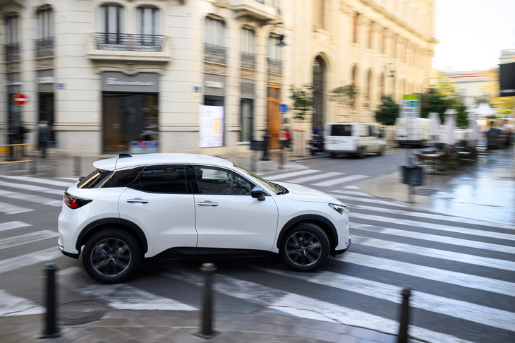 スペイン・バレンシアで開催された国際試乗会より、路地を行く「レクサスLBX」。日本以外でも需要がありそうな「小さな高級車」だが、台あたりの利益もあってか、ライバル勢はどうにも及び腰。アウディの「A1」や「Q2」も、現行世代で廃止のウワサがささやかれている。