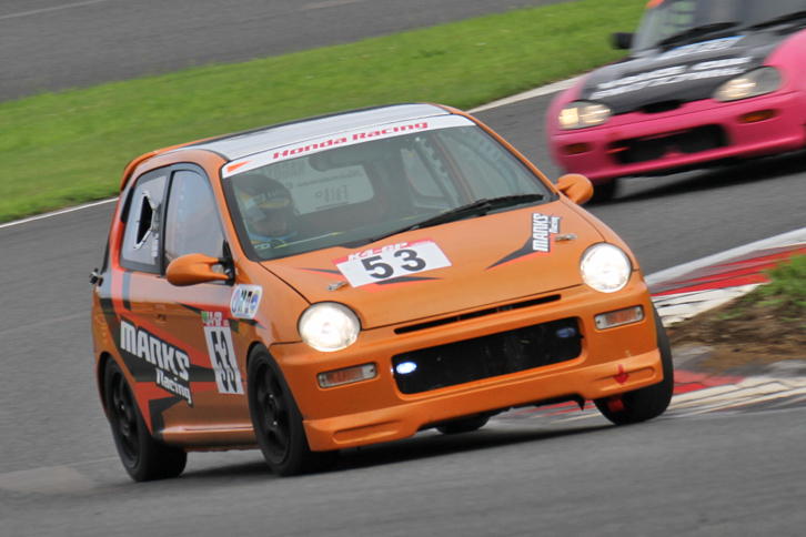 出走65台という最大の激戦区であるGP-2クラスを制し、総合でも6位に食い込んだ「Marks 53」。これを含め、実にGP-2クラスのトップ10のうち9台を「ホンダ・トゥデイ」が占めた。残り1台は、先に紹介したクラス2位の「行革_モンスターアルト」（スズキ・アルト）である。