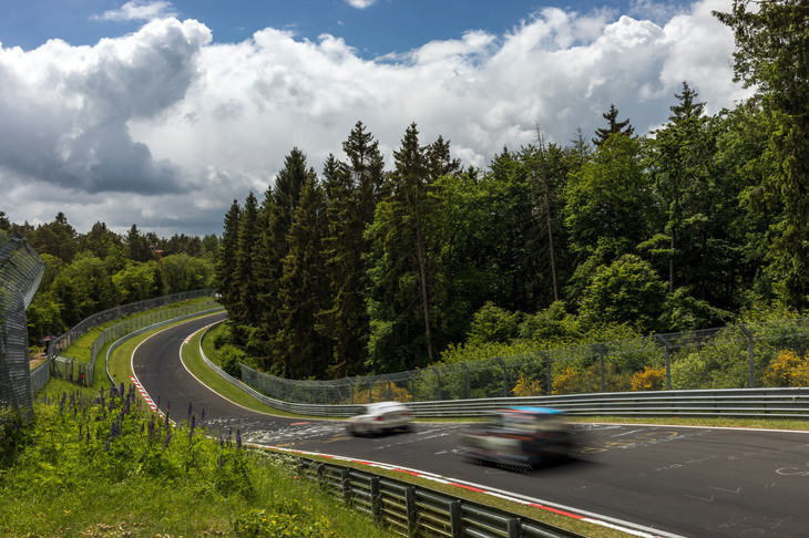 世界一過酷なレースといわれるニュルブルクリンク24時間レース。普通のコースではありえない高低差やギャップがノルドシュライフェの特徴だ。