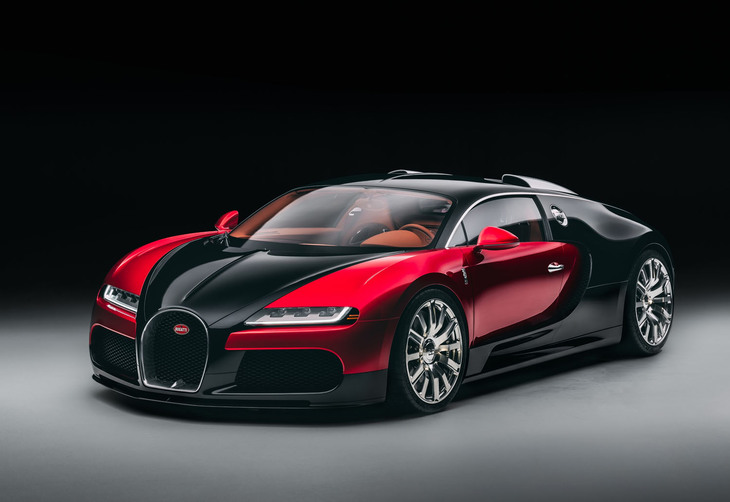 ブガッティは2005年に発売された「ヴェイロン」の誕生20周年を祝うとともに、そのレストモッド車両「K.F.Pオマージュ」を披露した。フォルクスワーゲングループでブガッティを傘下に収めたフェルディナント・カール・ピエヒ元会長を記念したものである。（photo : Bugatti）