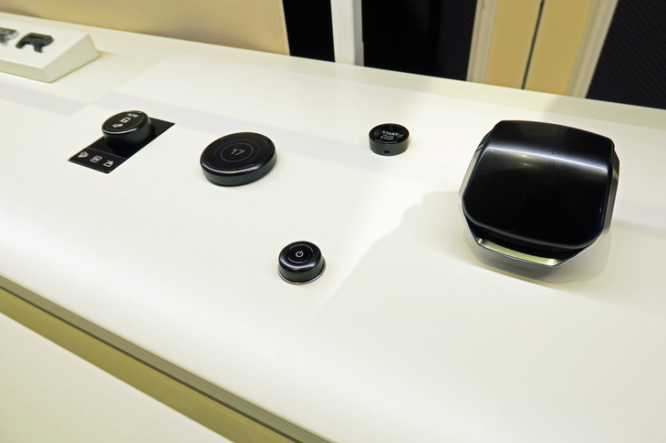 「SV」グレードでは、シフトセレクターをはじめとした各部のコントローラーに、セラミックパーツが用いられる。