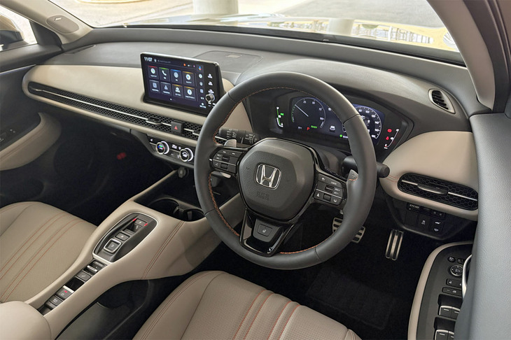 「ZR-V e：HEV Zクロスツーリング」のインテリア。オレンジステッチが施されたグレージュ内装を採用する。