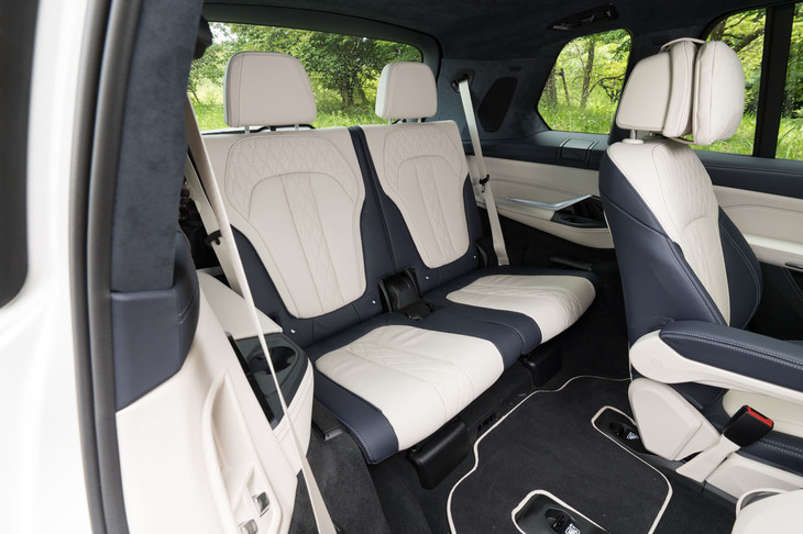 3列目シートは、広さは申し分なく、着座姿勢もいたってまっとう。ドリンクホルダーもあり、オプションで5ゾーンエアコンも用意されるなど、十分に実用的なものとなっていた。